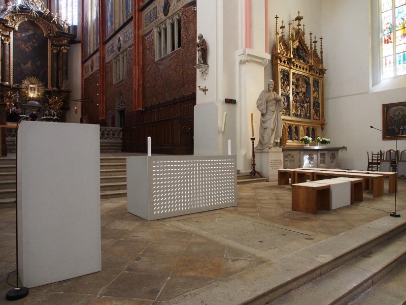Úprava liturgického prostoru v kostele Nanebevzetí Panny Marie v Chrudimi